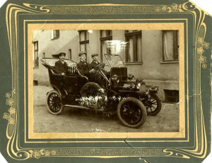 Das erste Automobil, das in Frankfurt (Oder) unterwegs war, um 1913